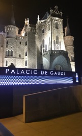 Palacio de Gaudí at night